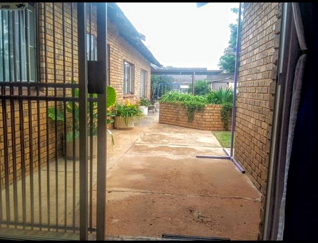 4 BEDROOM FREEHOLD FOR SALE IN GREENHILLS